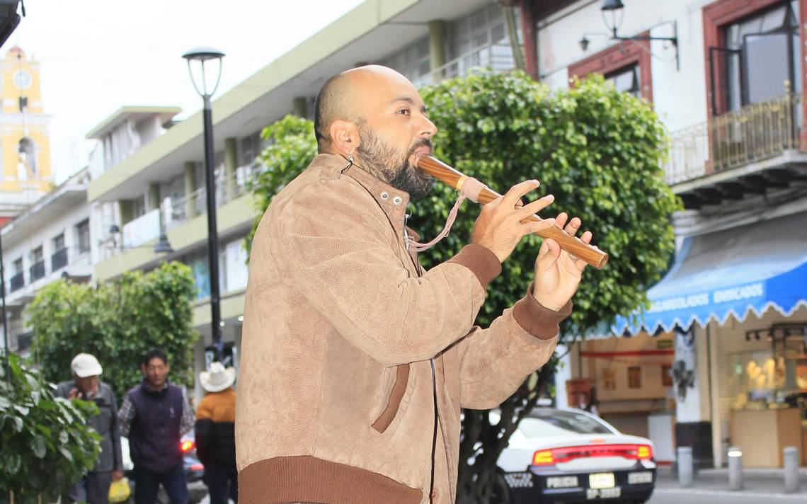 Flautista en Xalapa; Alan de la Torre cautiva con su música en calle